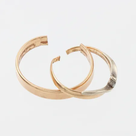 Trasigt guld,18k. Vikt: 5,8 g