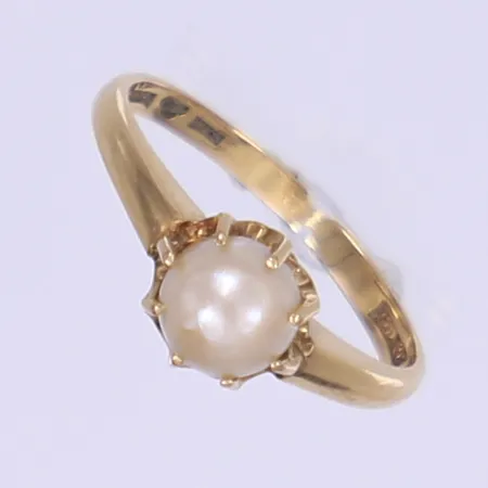 Ring med pärla, stl 15¼, bredd 2-6mm, 18K Vikt: 2 g