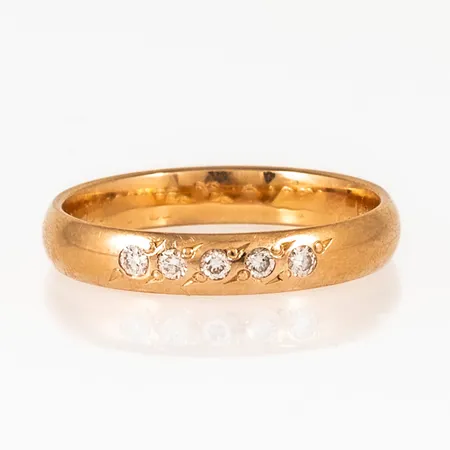 Ring i 18K guld med 5 x 0,02ct briljantslipade diamanter. Den är i storlek 17¾, är 3,5 mm bred och väger 3,3g. Stenstorlek 0,10ct ingraverad. Stämplad SCHALIN, 18K & kattfot. Gravyr.