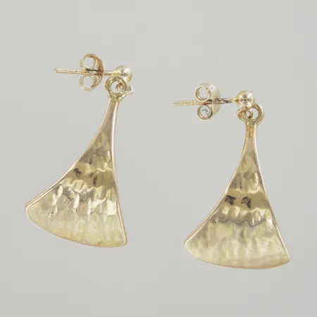 Ett par örhängen, längd 3 cm, bredd 1,5 cm, 18K Vikt: 7,7 g