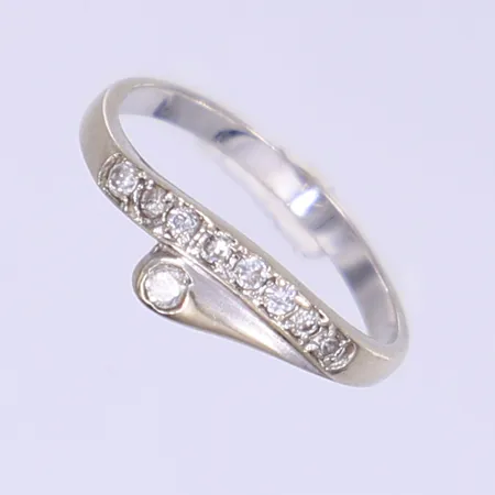 Ring med diamanter totalt 1xca 0,04ct, 8xca 0,02ct, stl 17¾, bredd 2-6mm, vitguld, 18K Vikt: 2,4 g