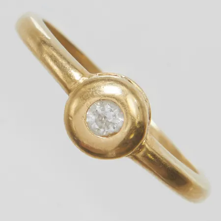 Ring, vita stenar, stl 18, bredd 1,5-6,5mm, slitage, 14K Vikt: 2,4 g