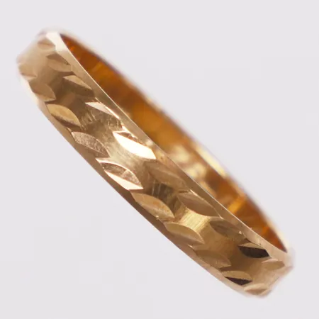 Ring, mönsterdekor, stl 21, bredd 4mm, Schalins, personlig gravyr, 18K Vikt: 3,6 g