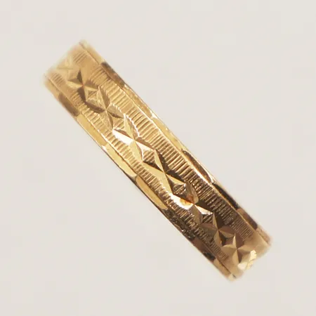 Ring med mönsterdekor, stl 16, bredd 4mm, skev, 18K Vikt: 1,2 g