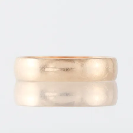 Ring med gravyr, storlek 16 mm, bredd 4 mm, 18k. Vikt: 2,4 g