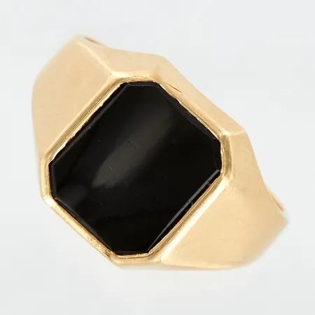 Klackring, svart sten, stl 19½, bredd: 3-18mm, gravyr, 18K Vikt: 7,2 g