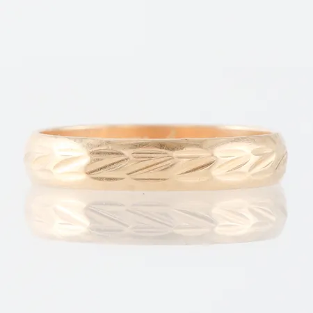 Ring med gravyr, storlek 18 mm, bredd 4 mm, 18k. Vikt: 3,1 g