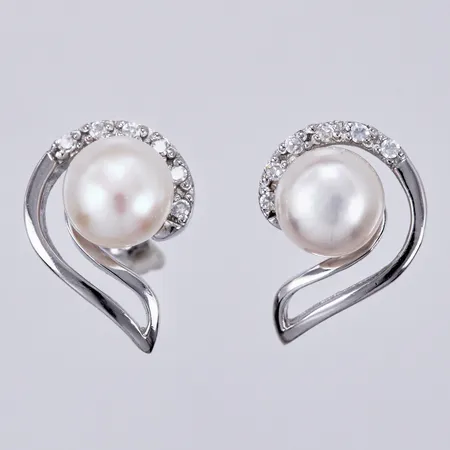 Ett par örhängen med vita stenar/pärla, längd: ca 1,5cm, bredd: ca 12mm, 925/1000, silver Vikt: 3,3 g