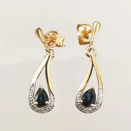 Ett par örhängen med blå stenar, troligen safir och diamanter 2x ca 0,005ct, längd 19mm, bredd 5,7mm, GHA, 18K  Vikt: 1,2 g