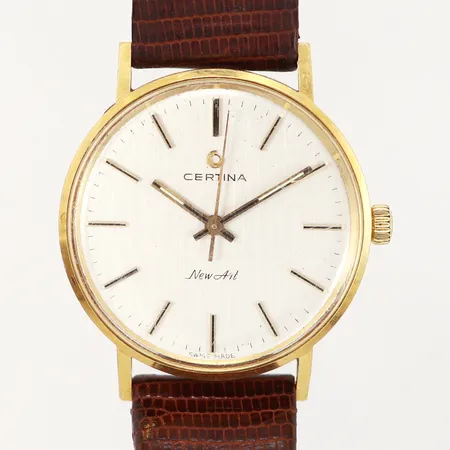 Armbandsur, Certina New Art, manuell, Ø35mm, guld, stavindex, plastglas med repor, gravyr, läderband, spänne ej guld, bruttovikt 32,3 gram, 18K