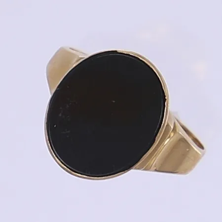 Ring med svart sten, tillv. Hallberg, stl 17½, bredd 3-15mm, 18K Bruttovikt: 3,2g