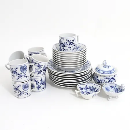 Kaffeservis Meissen, Lökmönstret, 30 delar bestående av 9st koppar höjd: 6,5cm  med fat Ø13,5cm, 9st assieter Ø18cm, 1st sockerskål med lock, 1st skål lövformad, 1st saltkar