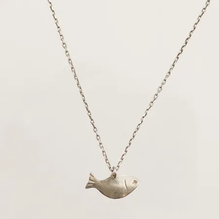 Kedja Ankar, längd 51cm, bredd 1mm, hänge fisk längd 10,6mm, bredd 19,7mm, 925/1000 silver Vikt: 3,4 g