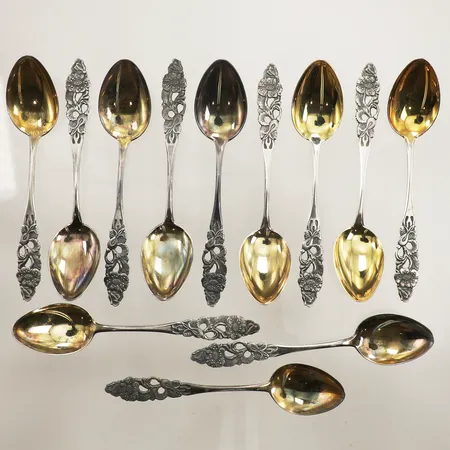 Tolv kaffeskedar, floral dekor, längd 11cm, förgyllda detaljer, Finland, 813/1000 silver  Vikt: 93,2 g