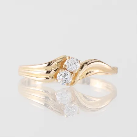 Ring med 2 st stenar, Carlsén Sundsvall, storlek 18 mm, bredd 1.7-5.8 mm, 18k. Vikt: 1,6 g