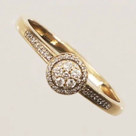 Ring, diamanter ca 38x0,0025ct, 6xca 0,01ct, stl 18, bredd 6,5mm, GHA, skev, 18K Vikt: 2,8 g