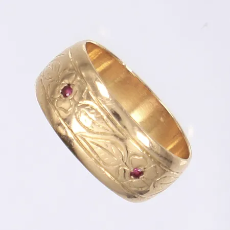 Ring med röda stenar, mönstrad dekor, tillv. Ceson, stl 19, bredd 9mm, 18K  Vikt: 9,2 g
