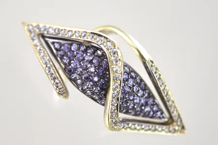 Ring med vita/lila stenar, Ø 18 mm, höjd 55,4 mm, bredd 19 mm, 14K Vikt: 11,2 g