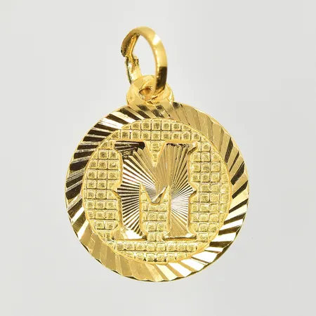 Hänge bokstaven M, Ø16 mm, 21K. Vikt: 1,2 g