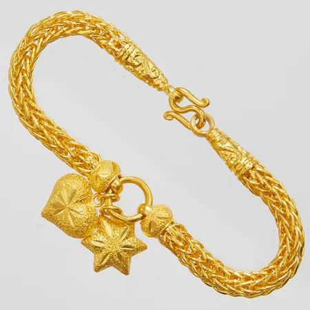 Armband, två berlocker, längd ca 15,2mm, bredd 4,5-22mm, genombruten dekor, Thaiguld, 23K Vikt: 14,6 g