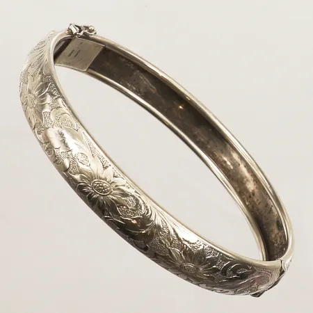 Stelt armband med mönsterdekor, Ø60mm, innermått 17,5cm, bredd 9,6mm, 830/1000 silver Vikt: 14,5 g