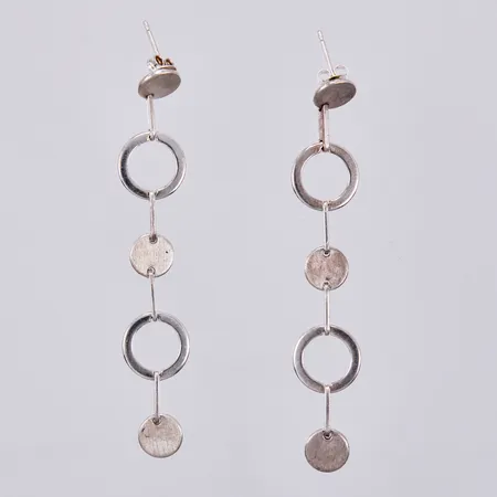 Ett par örhängen, längd: ca 7,2cm, bredd: ca 1-13mm, silver, 925/1000 Vikt: 7,3 g