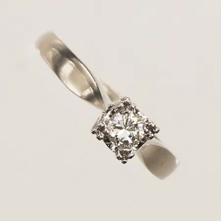 Ring diamant 0,18ct enligt gravyr, stl 15¾, bredd 4,8mm, Ceson Guldvaru Ab, år 1964, vitguld, 18K Vikt: 3,3 g