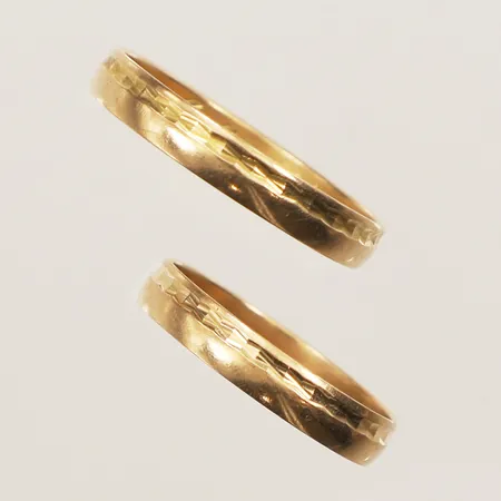 Två ringar, stl 17½-19¾, bredd 3,5mm, gravyr, 18K Vikt: 3,5 g