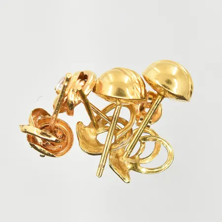 Diverse defekt guld med stenar, 18K. Vikt: 2,7 g