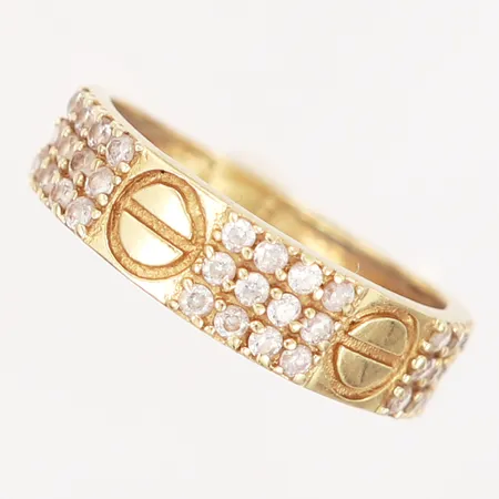 Ring med vita stenar, stl 17½, bredd 2,5-5,5mm, 18K. OBS! Ej märkesdesign! Vikt: 2,6 g