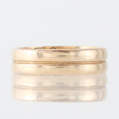 Ring med gravyr, storlek 21.5 mm, bredd 6.8 mm, 18k. Vikt: 11,5 g