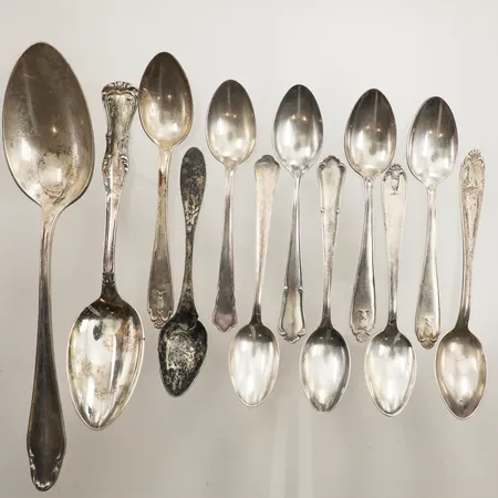 Tolv skedar, längd 12-21cm, gravyr, defekt, silver Vikt: 248,9 g