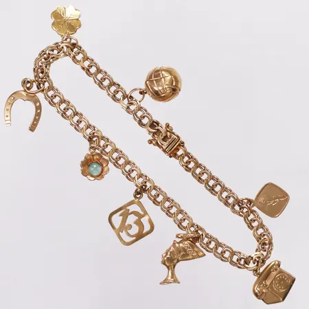 Armband, Bismarck, åtta berlocker, längd 19cm, bredd 5mm, år 1963, en berlock buckla och ihålig, en med grön sten, 18K Vikt: 14,5 g