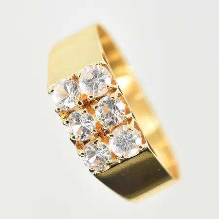 Ring med vita stenar, stl 17¼, bredd 4-6 mm, 18K. Vikt: 2,9 g