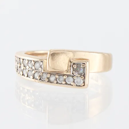 Ring med stenar, storlek 16 mm, bredd 2.6-7.2 mm, 18k. Vikt: 4,4 g