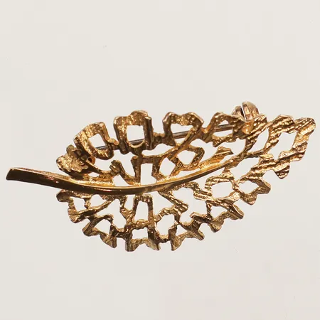 Brosch, längd 37,5mm, bredd 19,2mm, nål i metall, 18K Vikt: 3,1 g