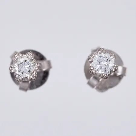 Ett par örhängen vitguld med diamanter ca 2x0,10ct, Ø 4mm, Alton Guldvaru Ab år 1976, 18K Vikt: 1,3 g