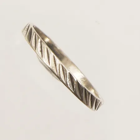 Ring, stl 16¾, bredd 2,2mm, 925/1000 silver  Vikt: 1 g