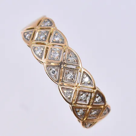 Ring med vita stenar, stl 16, bredd 2-6 mm, 18K. Vikt: 2,4 g