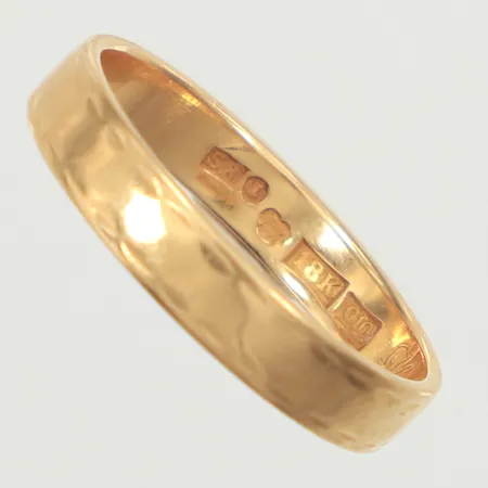 Ring, stl 19¼, bredd 4mm, gravyr, 18K  Vikt: 3,5 g
