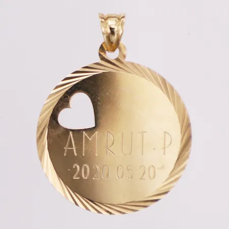 Hänge, längd 26mm inkl ögla, bredd 20mm, gravyr, 18K Vikt: 1,6 g