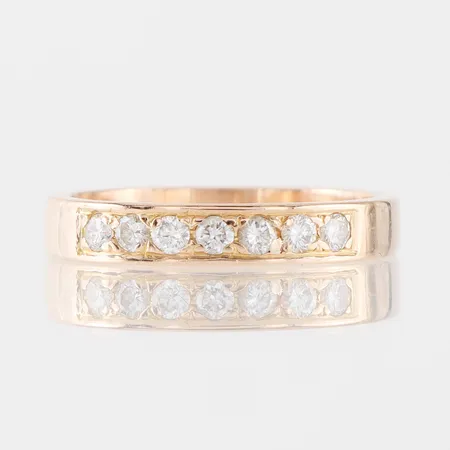 Ring med 8 st diamanter på 0.21 ct WVS,  storlek 15 ¾ mm, bredd 3.1 mm, 18k. Vikt: 3 g