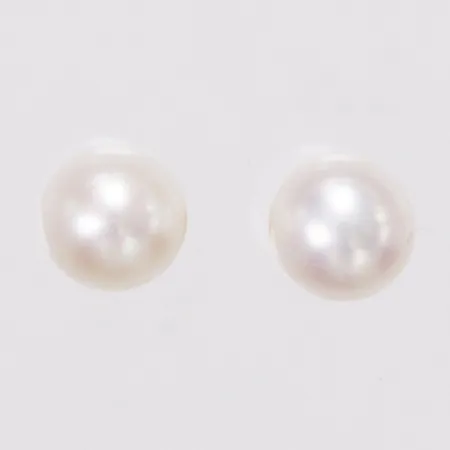 Ett par örhängen, odlade pärlor, Ø6,1mm, omaka snurrebussar, 18K Vikt: 1 g