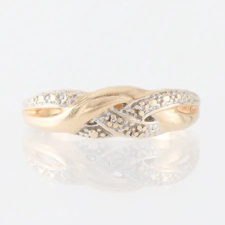 Ring,storlek 18 mm, bredd 2.1-5.7 mm, 18k. Vikt: 3 g