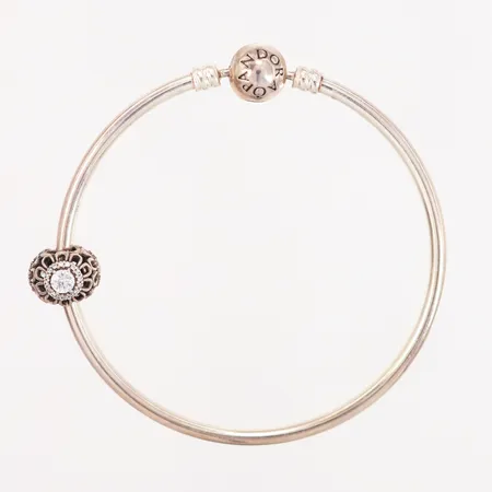 Armring Pandora, Ø75mm, bredd: 3mm, berlock med vita stenar, etui, silver 925/1000 Vikt: 11 g