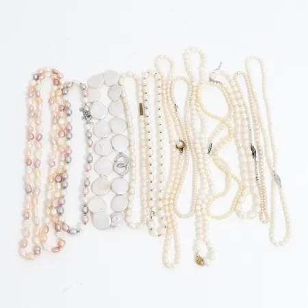 Pärlcollier, 12st, odlade pärlor, diverse färger samt storlekar, metall- samt silverlås. 