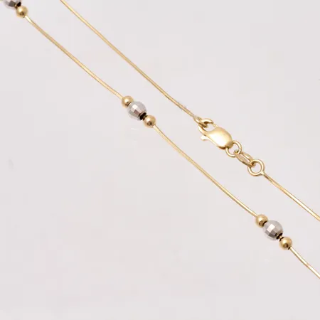 Kedja i 18K guld/vitguld, 42,5cm, Ormlänk med kulor, bredd 0,8-3,7mm, tillverkad av Svedbom & Co AB, vikt 4,56g.