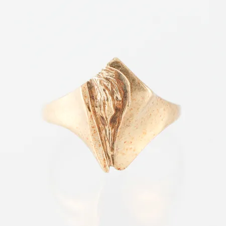 Ring,storlek 18 ½ mm, bredd 1.8-16.4 mm,14k. Vikt: 3,4 g