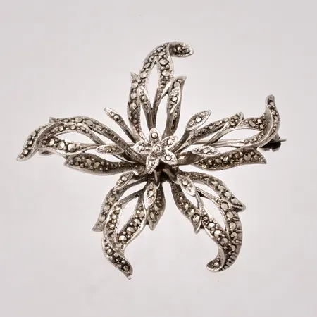 Brosch i silver, mått 46,7x46,7mm, Markasiter, 830/1000, vikt 14,87g.