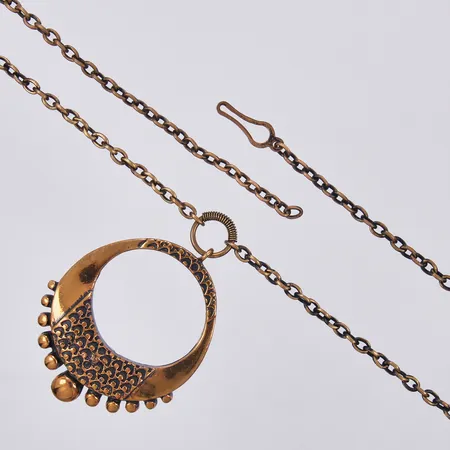 Collier, Pentti Sarpaneva, Finland, kedja längd: ca 66cm, hänge: längd: 6,5cm, bredd: ca 45 mm, kedjan saknar en låsdel, Brons Vikt: 0 g